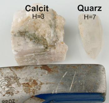 Beispiel einer Ritzprobe auf einem Geologenhammer. Kalzit (links) hinterlässt keine Ritzspur. Hingegen ritzt Quarz (rechts) den Hammer deutlich. © Sammlung Institut f. Geologische Wissenschaften, FU Berlin