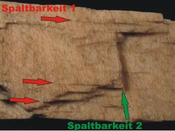 Perthitisch entmischter Kalifeldspatkristall mit 2 Spaltbarkeiten. © Sammlung Institut f. Geologische Wissenschaften, FU Berlin
