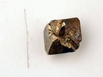 Bräunlichschwarzer Strich (links) eines Pyritkristalls. © Sammlung Institut f. Geologische Wissenschaften, FU Berlin