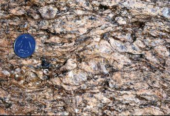 Grt-Opx-Augengneis, sog. Charnockit, aus der Eastern Ghats Provinz, Indien.