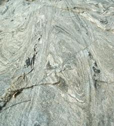 Abb. 2: Mehrfach deformierte Gneise, in denen eine ältere Schieferung in einer planaren jüngeren Schieferung eingeschlossen ist. Länge der unteren Bildkante ca. 1 m. © C. Dobmeier
