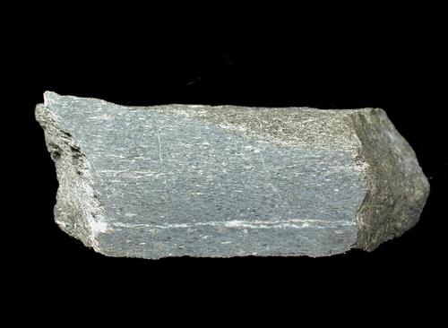 Engständig geschieferter granatführender Amphibolit. © Sammlung Institut f. Geologische Wissenschaften, FU Berlin