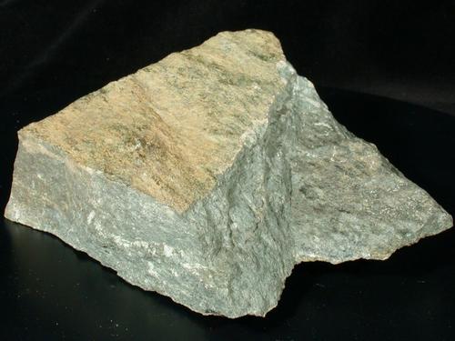 Feinkörniger, engständig geschieferter Grünschiefer. © Sammlung Institut f. Geologische Wissenschaften, FU Berlin