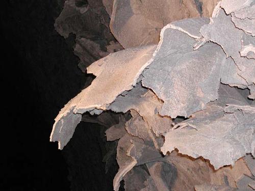 Gipslappen durch Re-Hydratisierung von Anhydrit (Barbarossa-Höhle, Zechstein, Kyffhäuser). © D. Mertmann.