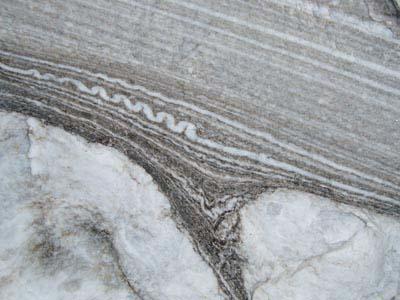 Lamination aus Anhydrit/Gips und Dolomit (dunkle Lagen). Teilweise sind die Evaporitlagen gefaltet (Schlangengips). (Barbarossa-Höhle, Zechstein, Kyffhäuser). © D. Mertmann