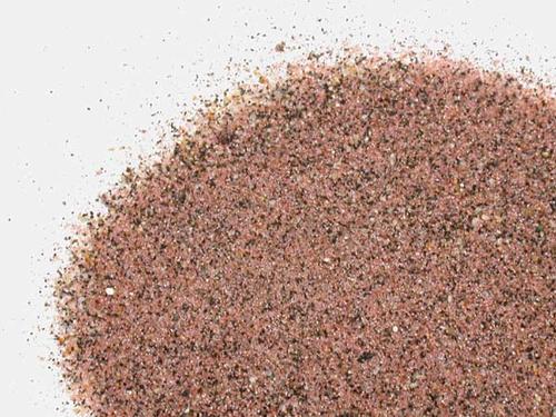 Sand - Lockersediment, Korndurchmesser 0,2-1 mm. Der Gehalt an Granat macht die rote Farbe aus (Pfeiffer Beach, Kalifornien, USA). PETROgraph, Sammlung Institut für Geologische Wissenschaften, FU Berlin.